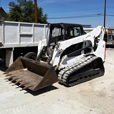 Bobcat T770 Compact Tracked Loader Vertical Lift  w/ Bucket picture