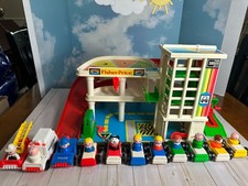 RARE. VTG FISHER PRICE LITTLE PEOPLE PARKING RED RAMP GARAGE #930. lots EXTRAS picture