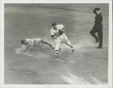 1958  Press Photo Chico Carrasquel of the Chicago White Sox Throws to First picture