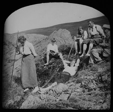 ANTIQUE Magic Lantern Slide WALKERS RESTING C1910 EDWARDIAN PHOTO FAMILY picture