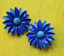 Vintage 1960s Pop Art Mod Daisy Light and Dark Blue Earrings 1