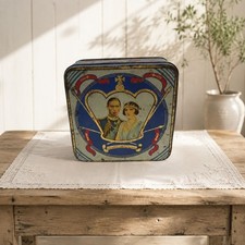 Britannia Biscuits Tin Royal Portraits & Crest Decor England Vintage 6.2