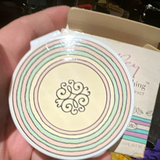 RARE HTF VINTAGE Yardley Next to Nothing Sheer Pressed Face Powder Compact picture