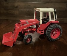 Vintage International 1586 Red Tractor w/Front Loader ERTL 1:16 Die-Cast Rare picture
