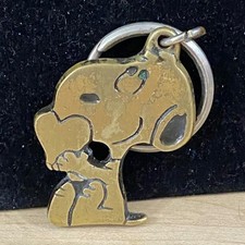 Peanuts Vtg 1958 Snoopy Holding Heart Solid Brass Keychain Aviva Rare picture