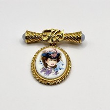 Signed Vintage Avon 1996-1997 President's Club Porcelain Portrait Cameo Brooch picture