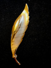 VINTAGE SIGNED GIOVANNI GOLDTONE LEAF BROOCH picture