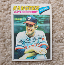 Topps 1977 Gaylord Perry Texas Rangers Autographed Baseball Card #152 picture