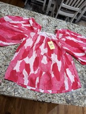 Hot pink floral Blouse is from the brand Entro and is a size medium. NWT picture