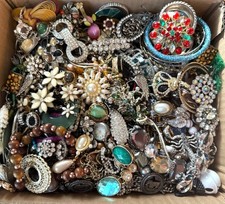 Over 3 Pounds Unsearched Lot Jewelry Old Vintage & Modern Wear & Junk Mixed In picture