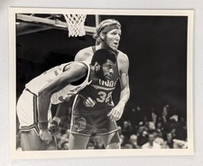 Undated press photo - Kareem Abdul-Jabbar and Bill Walton face off - NBA - 8x10 picture