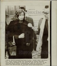 1973 Press Photo Mrs. Edith Irving leaves courthouse after sentencing in Zurich picture