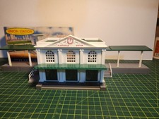 VINTAGE PLASTICVILLE UNION STATION (#1901),GRAY PLATFORM,GREEN ROOF, WHITE SIDES picture