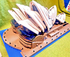 Lego 10234 Creator Sculptures Sydney Opera House Retired 2013  2989 PCS picture