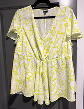 Torrid Plus 2XL White/Yellow Floral V-Neck Short Sleeve Pullover Blouse picture