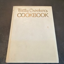 Vtg Betty Crocker’s Cookbook Hardcover @1969 Eighth Printing Bridal Edition 1971 picture