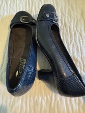 NEW (without box) Aerosoles navy blue heels size 6 picture