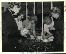1988 Press Photo Members of Slidell Newcomers Garden Club make a berry wreath picture