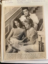 1958 Press Photo-Elvis Presley Rock N Roll King & House Guests picture