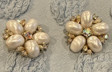 Beautiful Vintage Lisner Gold Tone/Faux Pearl/Rhinestone flower Clip On Earrings picture