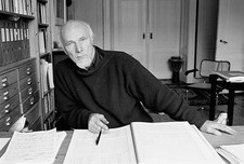 Composer Theo Loevendie poses on April 13th 1995 at home in Amster- Old Photo picture