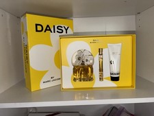 Marc Jacobs Daisy Gift Set with Perfume Bottle, Travel Spray & Body Lotion picture