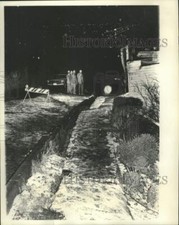 1975 Press Photo Crews check cracks that separates Seattle sidewalks from street picture
