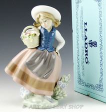 Lladro Figurine SWEET SCENT GIRL WITH FLOWER BASKET #5221 Retired Mint with Box picture