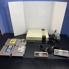Nintendo Original NES-001 Entertainment System NES console 2 controllers 4 Games picture