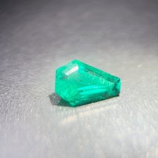 Lab Grown Emerald 2.56ct Vivid Green Hexagon Step Cut IGI Certified Loose picture