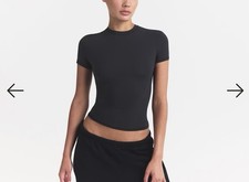 NWT SKIMS Fits Everybody Soft Smoothing Short Sleeve T-Shirt Onyx M Retail $48 picture
