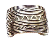 VINTAGE AMAZING NATIVE AMERICAN NAVAJO STAMPED DESIGN WIDE 1 5/8