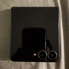 Samsung Galaxy Z Flip 7 - 512 GB *UNLOCKED + BARELY USED* picture