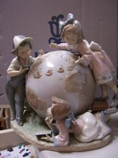 LLADRO CHILDREN WITH GLOBE, ADORABLE CHRISTMAS GIFT $1295 picture