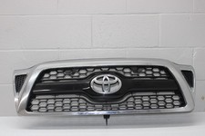 2005 2011 TOYOTA TACOMA FRONT UPPER GRILLE OEM picture