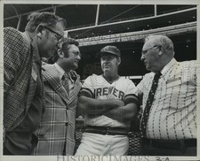 1974 Press Photo Brewers Manager Del Crandell with Chamber of Commerce officials picture