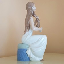Vintage NAO Lladro Porcelain Figurine 1360 At the Vanity Girl Brushing her hair picture