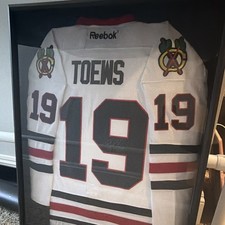 Autographed Jonathon Toews Chicago BlackHawks Jersey picture