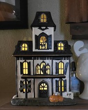 Lenox Classic Halloween Light-up Haunted House 2025 Figurine 9.25
