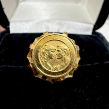 Vintage 18k Yellow Gold Lovers Relief Medallion Ring Scalloped Border Sz 8.5 picture