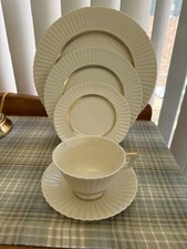 Lenox CRETAN (Gold Key design) 5 piece place setting- mint + flawless picture