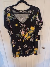Torrid classic fit Vneck Tee floral print size 2 Brand new with tags picture
