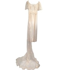 Dreamy Vintage Bridal Wedding Gown With Lace Appliques picture