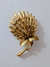 Vtg. Crown Trifari Brushed Gold Tone 3-D Thistle Flower Pin Brooch picture