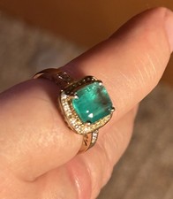 THE PERFECT EARTH MINED COLUMBIAN EMERALD RING, IN GOLD SETTING. NATURAL GEM picture