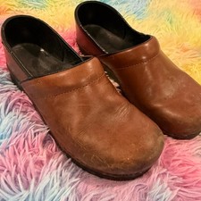 Dansko Professional Clogs Womens 40 Brown Leather Closed Back Comfort Shoes picture