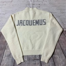 Cozy cream knit mock-neck sweater featuring a bold JACQUEMUS picture