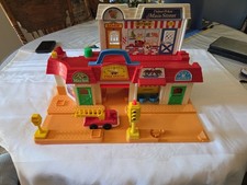 Vintage 1986 Fisher Price Little People Main Street Play Family Playset #2500 picture