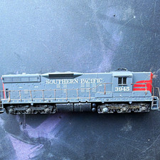 HO Southern Pacific SP 3945 Diesel Locomotive DC Analog Co-Co Gray/Red/Black picture