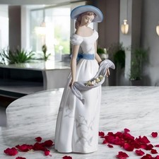 Lladro Lladro Fragances and Colors Woman Figurine 01006866 picture